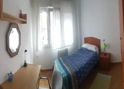 Se alquila habitación en piso compartido de 3 habitaciones en Oviedo, solo chicas, gastos incluidos en Oviedo