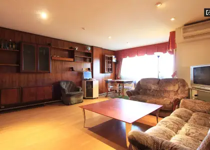 Se alquila habitación en piso compartido de 3 habitaciones en Pacífico, gastos incluidos, solo profesionales y estudiantes. en Madrid