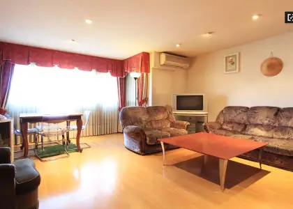 Se alquila habitación en piso compartido de 3 habitaciones en Pacífico, gastos incluidos, solo profesionales y estudiantes. en Madrid
