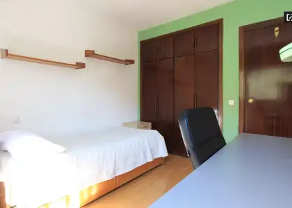 Se alquila habitación en piso compartido de 3 habitaciones en Pacífico, gastos incluidos, solo profesionales y estudiantes. en Madrid