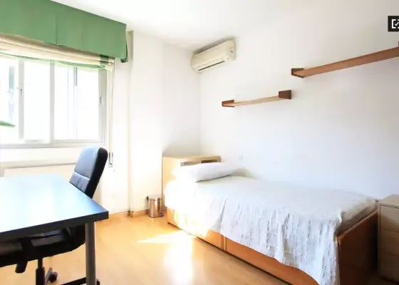 Se alquila habitación en piso compartido de 3 habitaciones en Pacífico, gastos incluidos, solo profesionales y estudiantes. en Madrid
