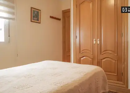 Se alquila habitación en piso compartido de 3 habitaciones en Quintana, sólo profesionales y estudiantes, sólo chicos. en Madrid
