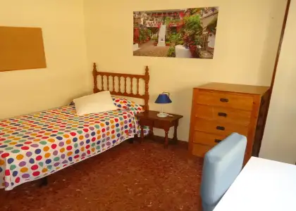 Se alquila habitación en piso compartido de 4 habitaciones en Ciudad Jardín. en Córdoba