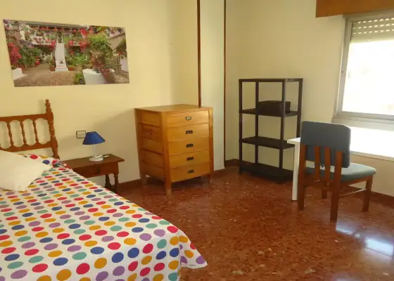 Se alquila habitación en piso compartido de 4 habitaciones en Ciudad Jardín. en Córdoba