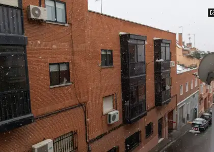 Se alquila habitación en piso compartido de 4 habitaciones en Valdeacederas en Madrid