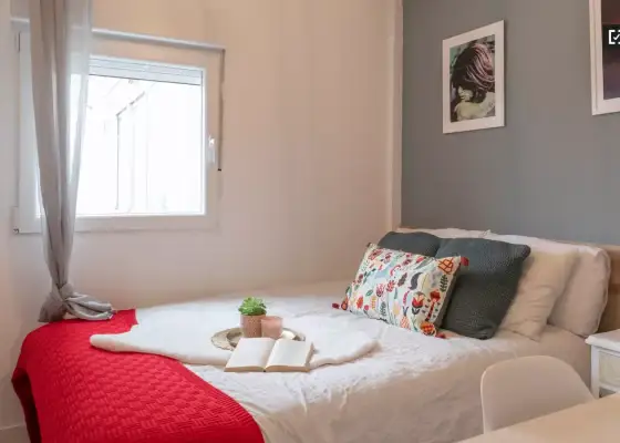 Se alquila habitación en piso compartido de 4 habitaciones en Valdeacederas en Madrid