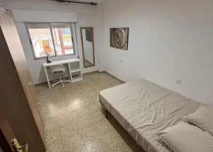Se alquila habitación en piso compartido de 5 habitaciones en Camino de Ronda en Granada