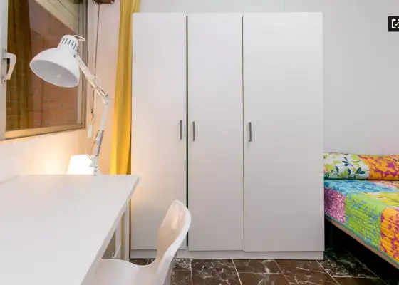 Se alquila habitación en piso compartido de 5 habitaciones en Camino de Ronda, Granada.