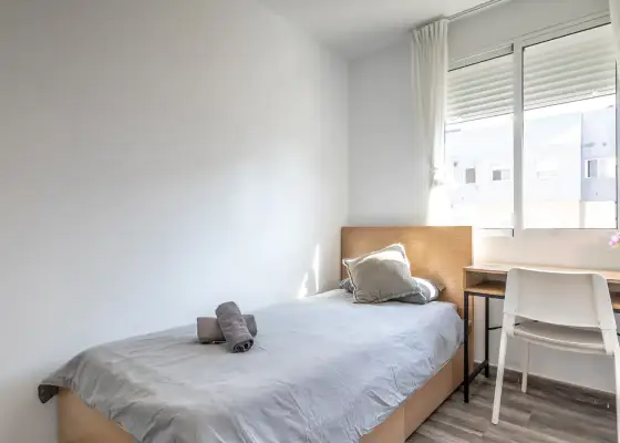 Se alquila habitación en piso compartido de 5 habitaciones en L'Illa Perduda. en Valencia