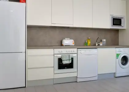 Se alquila habitación en piso compartido de 5 habitaciones en Zaragoza, todos los gastos incluidos. en Zaragoza