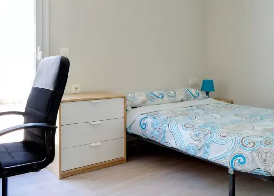 Se alquila habitación en piso compartido de 5 habitaciones en Zaragoza, todos los gastos incluidos.