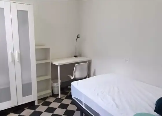 Se alquila habitación en piso compartido de 6 habitaciones en Centro-Sagrario en Granada