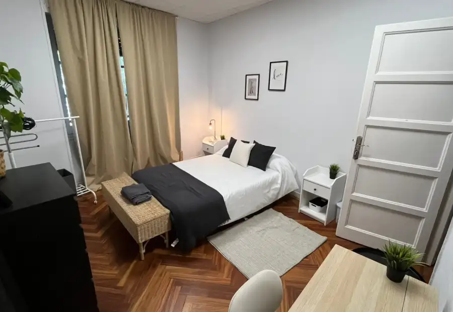 Se alquila habitación en piso compartido de 6 habitaciones en Universidad, no fumar, no mascotas. en Madrid