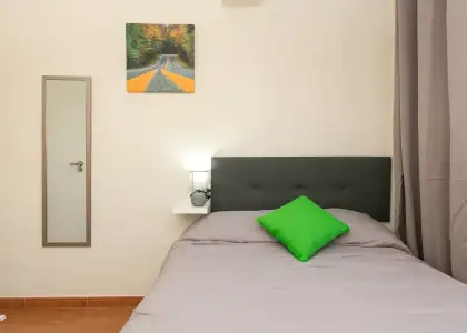 Se alquila habitación en piso de 4 habitaciones en Granada en Granada
