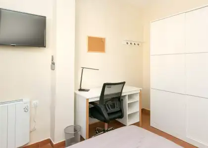 Se alquila habitación en piso de 4 habitaciones en Granada en Granada