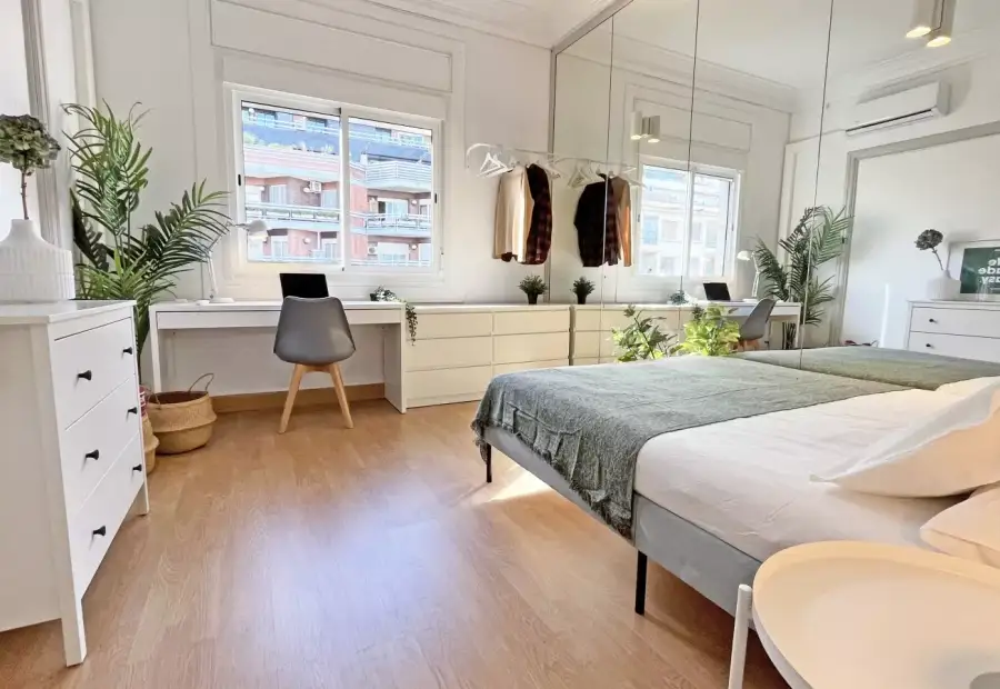 Se alquila habitación en piso de 6 habitaciones en Barcelona en Barcelona