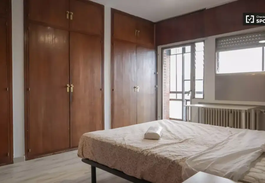 Se alquila habitación en piso de 7 habitaciones en Chamartín, Madrid en Madrid