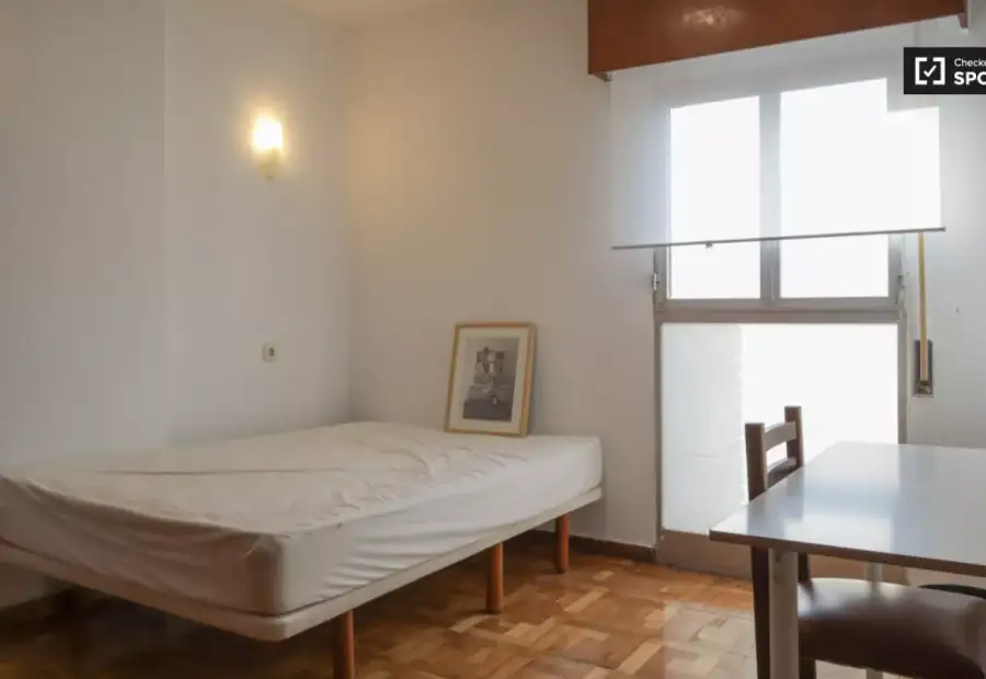 Se alquila habitación en piso de 7 habitaciones en Chamartín, Madrid en Madrid