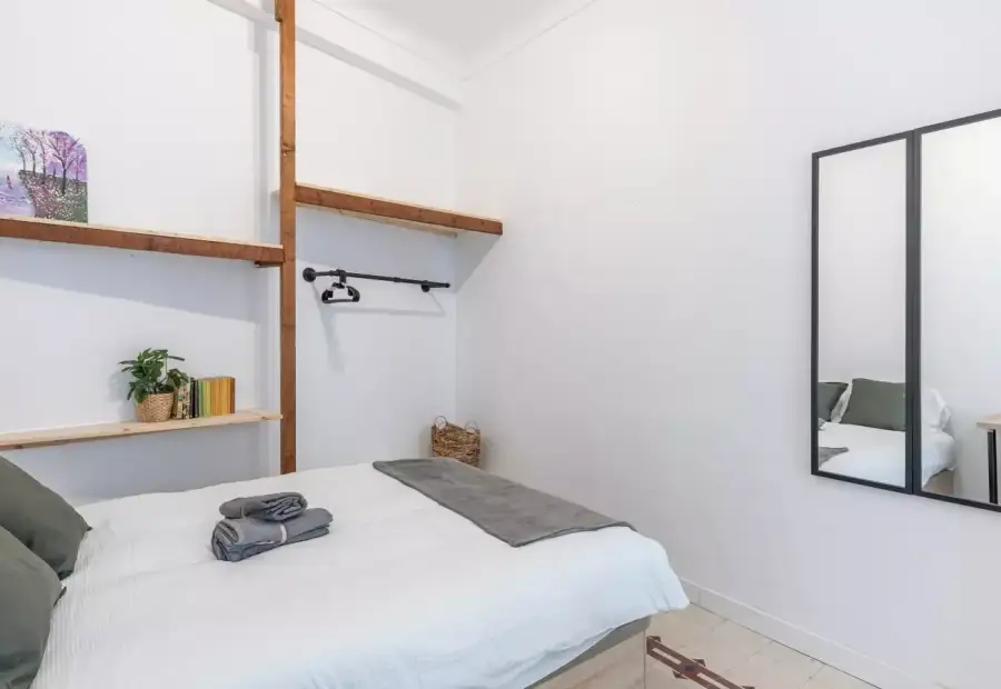 Se alquila habitación en piso de 8 habitaciones en Granada en Granada