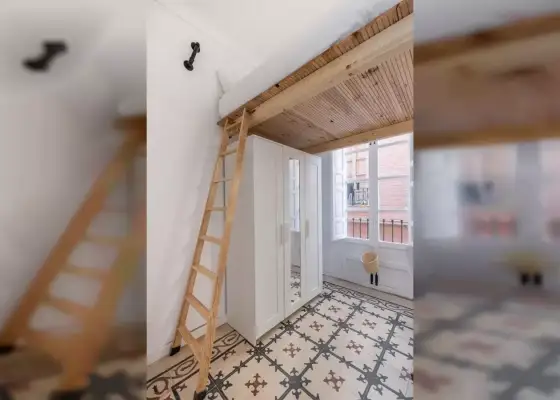 Se alquila habitación en piso de 8 habitaciones en Granada
