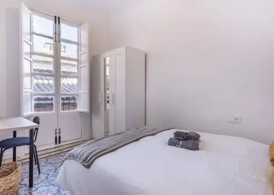Se alquila habitación en piso de 8 habitaciones en Granada
