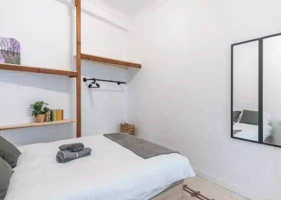 Se alquila habitación en piso de 8 habitaciones en Granada