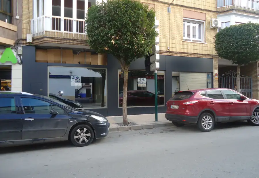 Se alquila local en zona centro Calle Jesus del Perdon en Manzanares