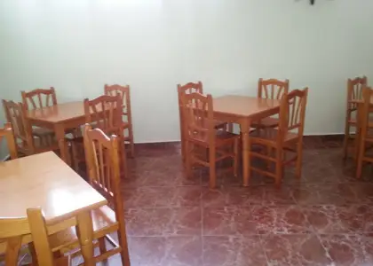 Se alquila local reformado en buena zona en Manzanares
