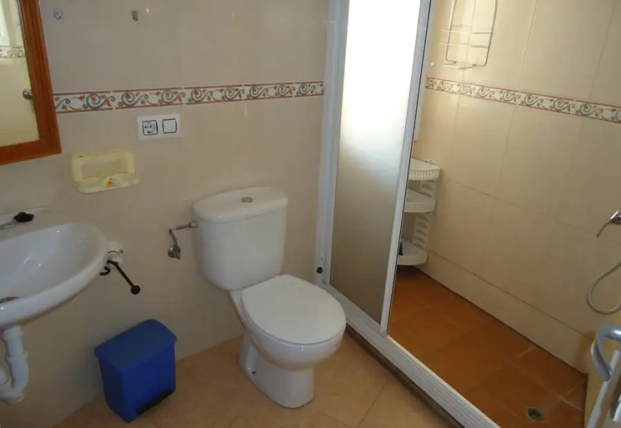 Se alquila piso totalmente centrico y semi-amueblado con cuatro dormitorios en Manzanares