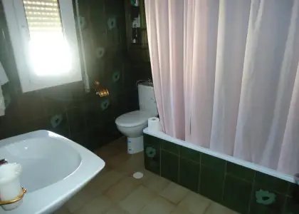 Se vende casa de cuatro dormitorios amueblada en buena zona en Manzanares