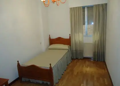 Se vende piso centrico con garaje y trastero de cuatro dormitorios totalmente amueblado en Manzanares