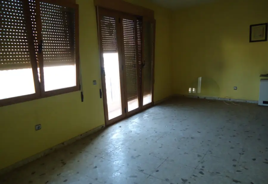 Se vende piso de tres dormitorios a escasos metros del centro en Manzanares
