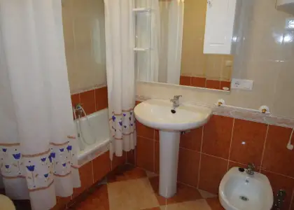 Se vende piso de tres dormitorios en zona centro. en Manzanares