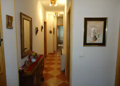 Se vende piso de tres dormitorios en zona centro. en Manzanares