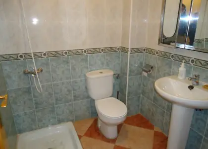Se vende piso de tres dormitorios en zona centro. en Manzanares