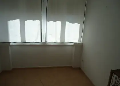 Se vende piso totalmente centrico y semi-amueblado con cuatro dormitorios en Manzanares