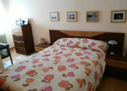 Venta de adosado de tres dormitorios y dos baños con buhardilla en zona residencial en Manzanares