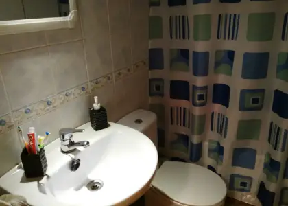 Venta de adosado de tres dormitorios y dos baños con buhardilla en zona residencial en Manzanares