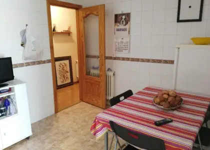 Venta de adosado de tres dormitorios y dos baños con buhardilla en zona residencial en Manzanares