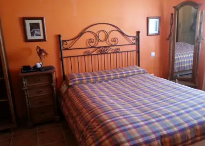 Venta de casa adosada con estupendo jardín en zona residencial a pocos metros del centro en Manzanares