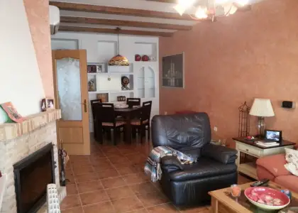 Venta de casa adosada con estupendo jardín en zona residencial a pocos metros del centro en Manzanares