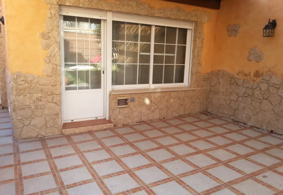 Venta de casa adosada con estupendo jardín en zona residencial a pocos metros del centro en Manzanares