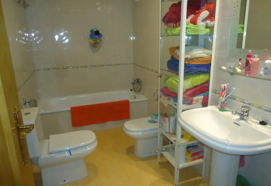 Venta de casa de cuatro dormitorios muy luminosa y con patio en Manzanares