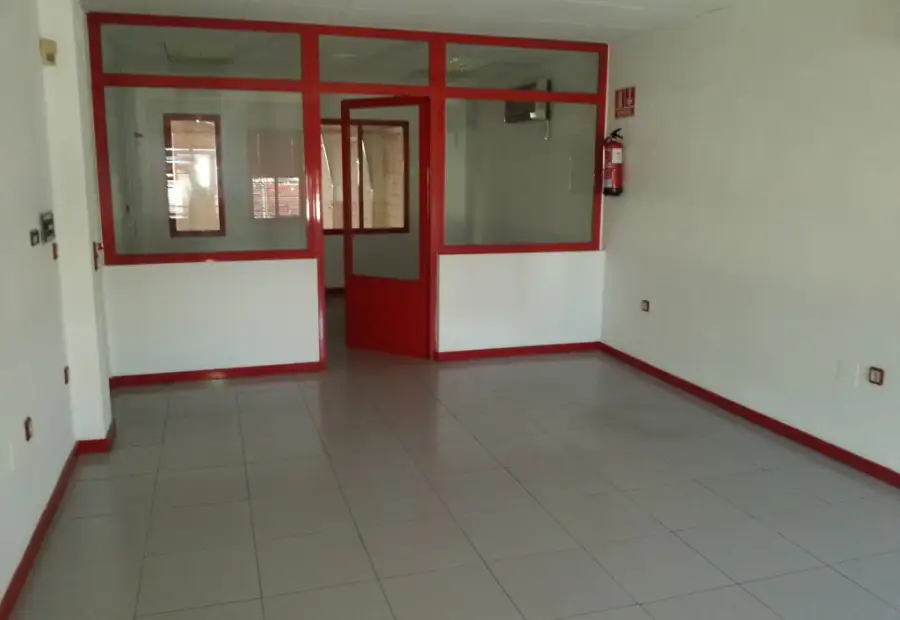 Venta de nave industrial con oficinas en Polígono de Manzanares en Manzanares