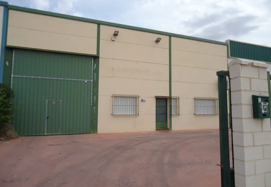 Venta de nave industrial de 800 M2 de parcela y 554 M2 construidos en Manzanares