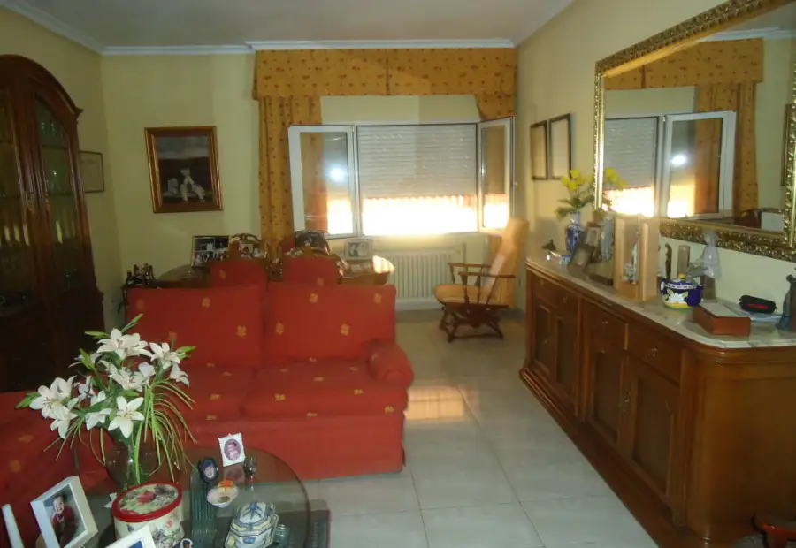 Venta de piso de cuatro dormitorios centrico, con amplio trastero y cochera cerrada. en Manzanares