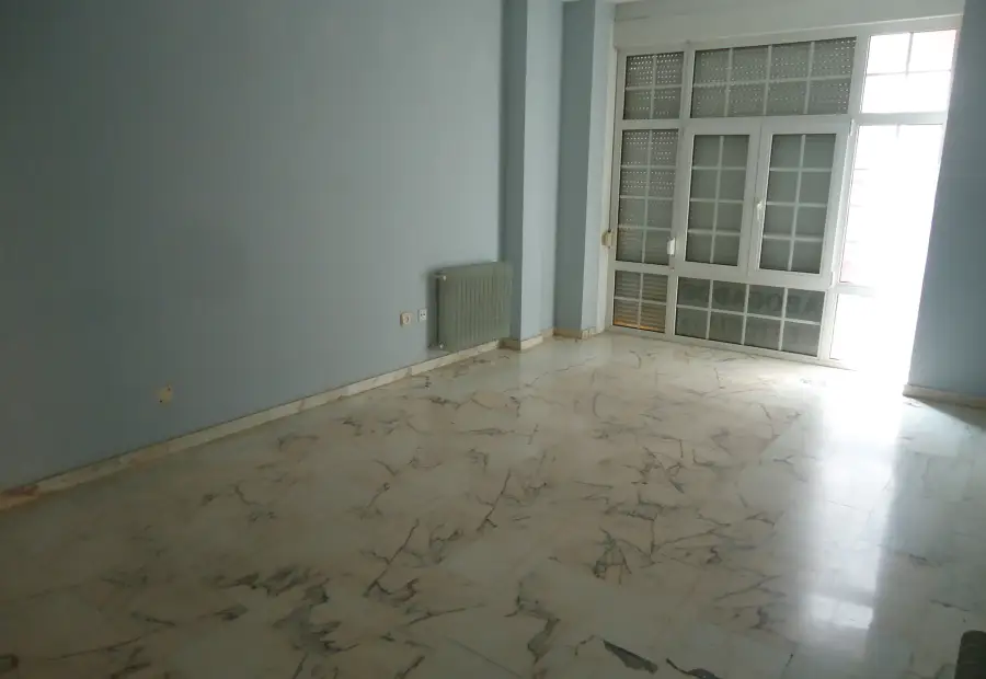 Venta de piso de tres dormitorios y dos baños totalmente centrico en Manzanares