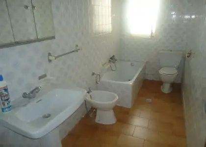 Venta de piso en planta baja de tres dormitorios muy centrico, necesita reforma