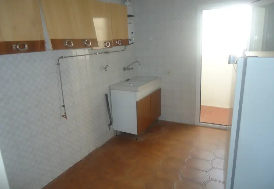 Venta de piso en planta baja de tres dormitorios muy centrico, necesita reforma