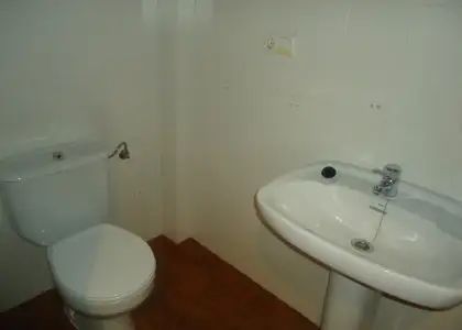 Venta de piso totalmente céntrico con cuatro dormitorios y cochera cerrada en Manzanares